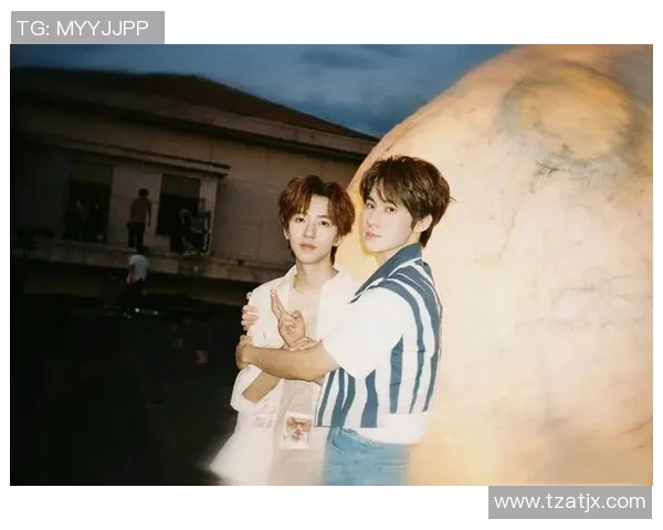 足球明星与青春女生的温馨合照展现运动与时尚的完美结合