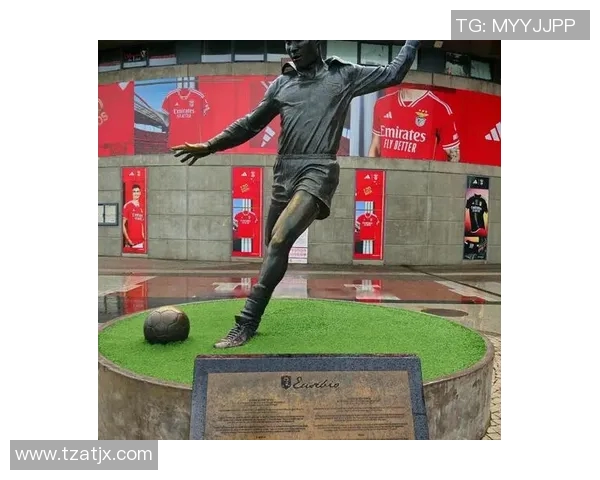 足球传奇的经典瞬间与伟大明星的标志性动作解析